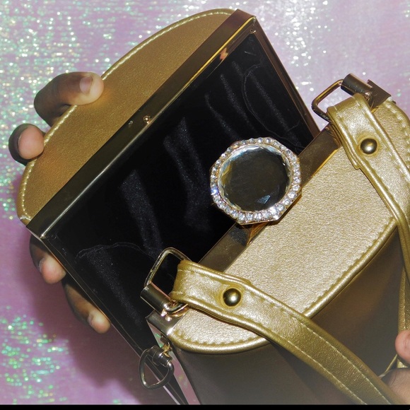 Gorgeous Gold Purse - Picture 3 of 3